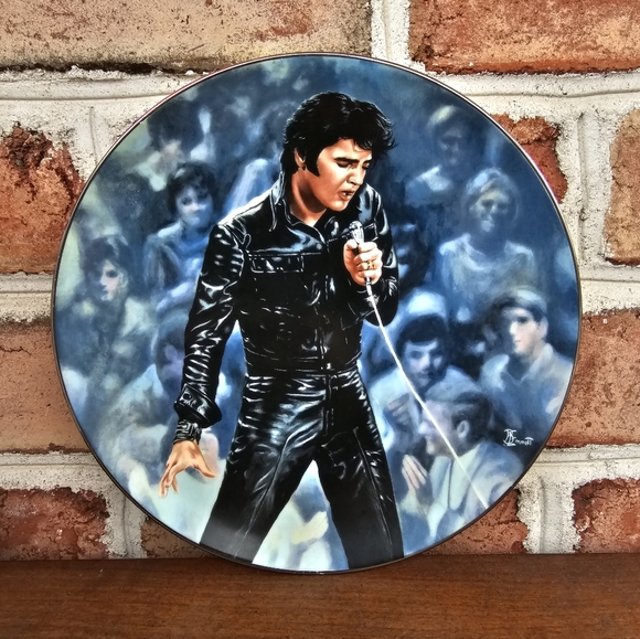 Elvis Collectors Plates - Picture 3 of 4